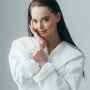 cosmetologist-putting-mask-on-female-face-with-8GWXHFP.jpg